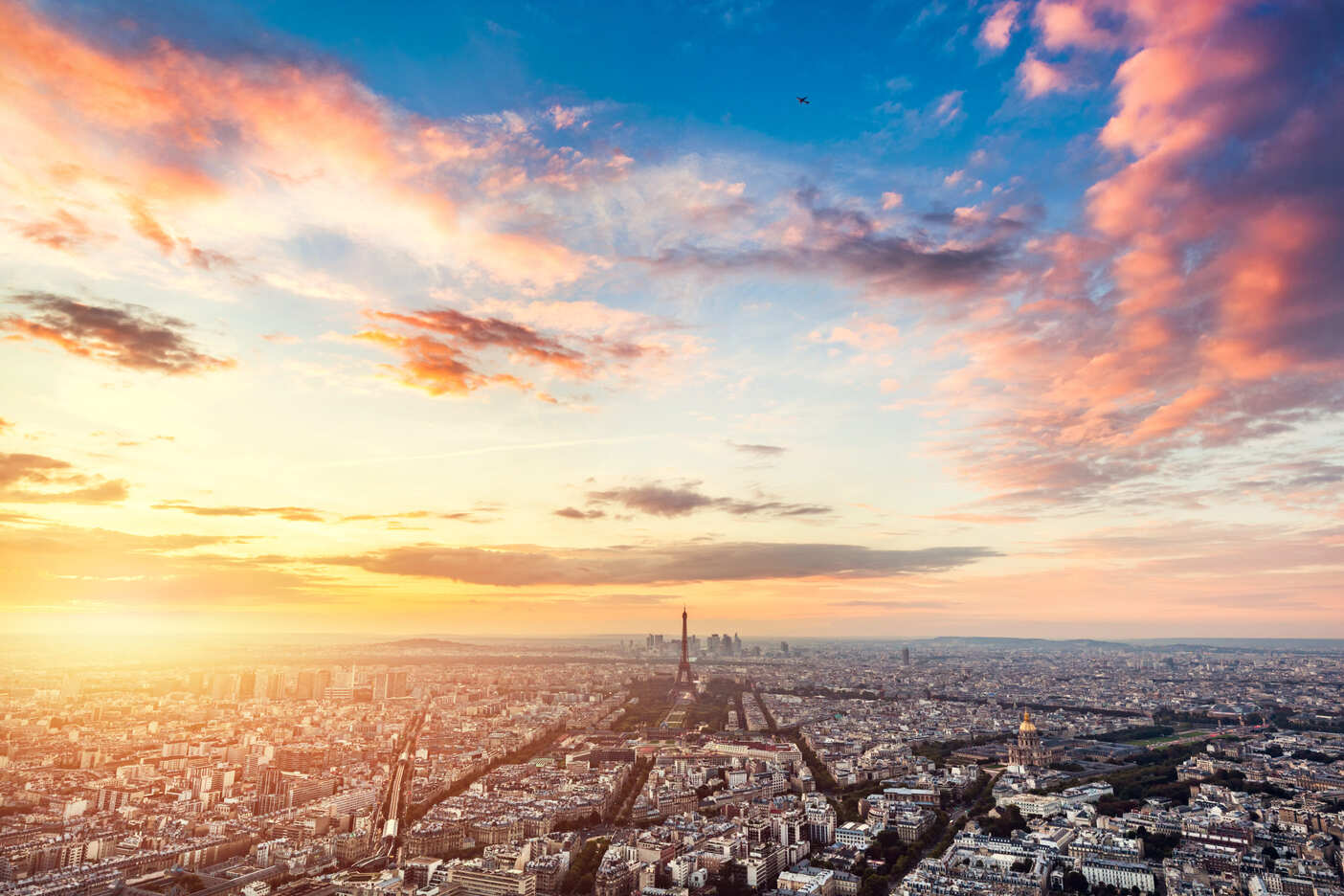 Paris capital de Francia al atardecer y la torre Eiffel a lo lejos.