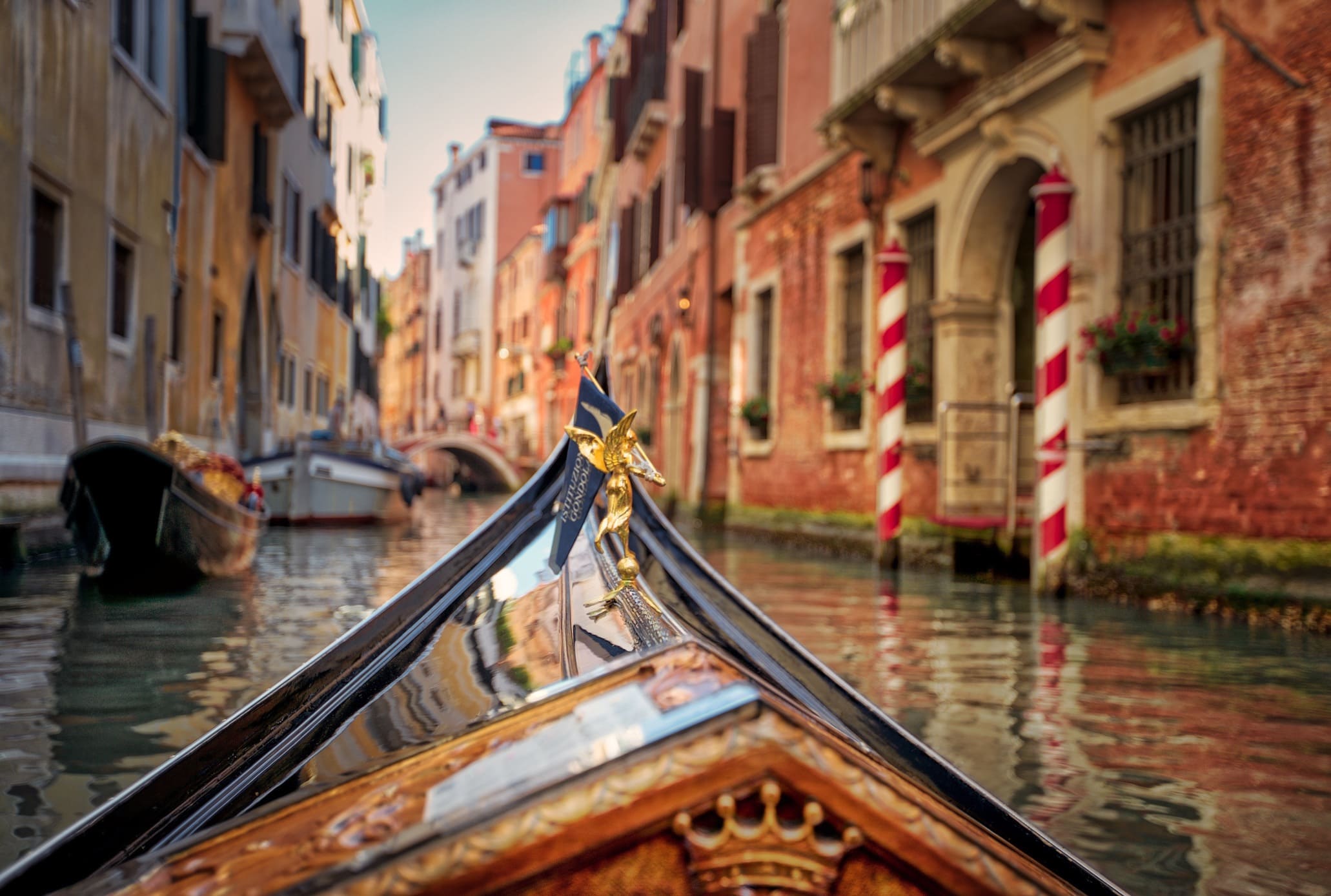 Góndola en canal de la ciudad de Venecia Italia con fondo desenfocado.