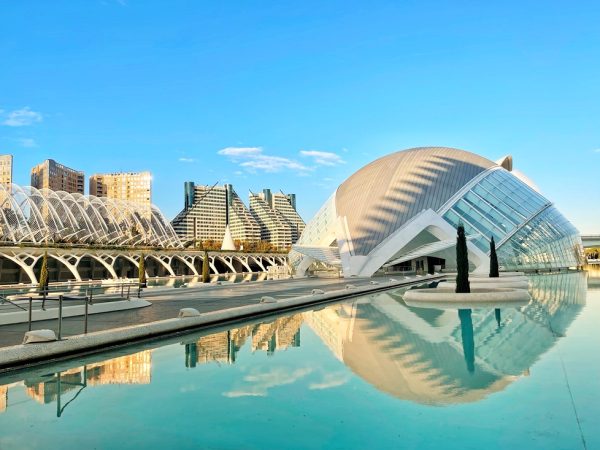 Ciudad de las Artes y de las Ciencias en Valencia reflejado en el agua.