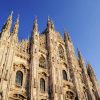 Catedral de Milán Italia fotografiada desde una perfectiva inferior y de fondo el cielo.