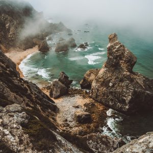 Imagen de costa rocosa y neblina en Sentra, Portugal.