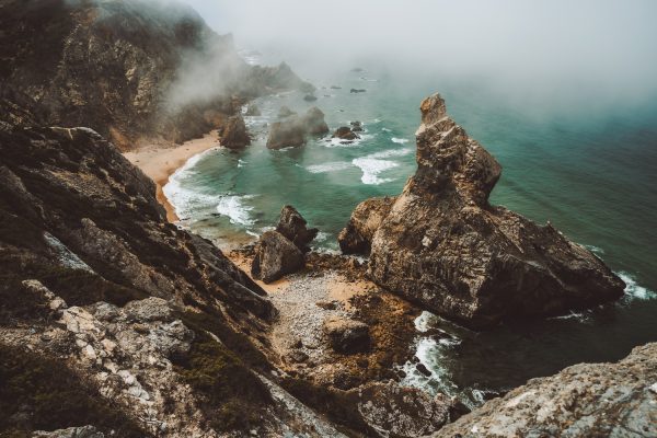Imagen de costa rocosa y neblina en Sentra, Portugal.