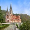 Basílica de Santa María la Real de Covadonga en Asturias. Edificio, entorno de vegetación.