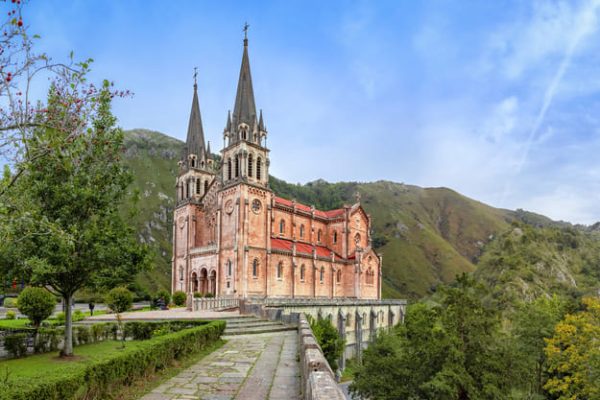 Basílica de Santa María la Real de Covadonga en Asturias. Edificio, entorno de vegetación.