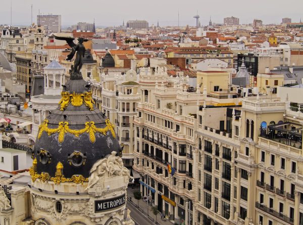 Vistas aéreas de la Metrópolis y tejados en Madrid España.